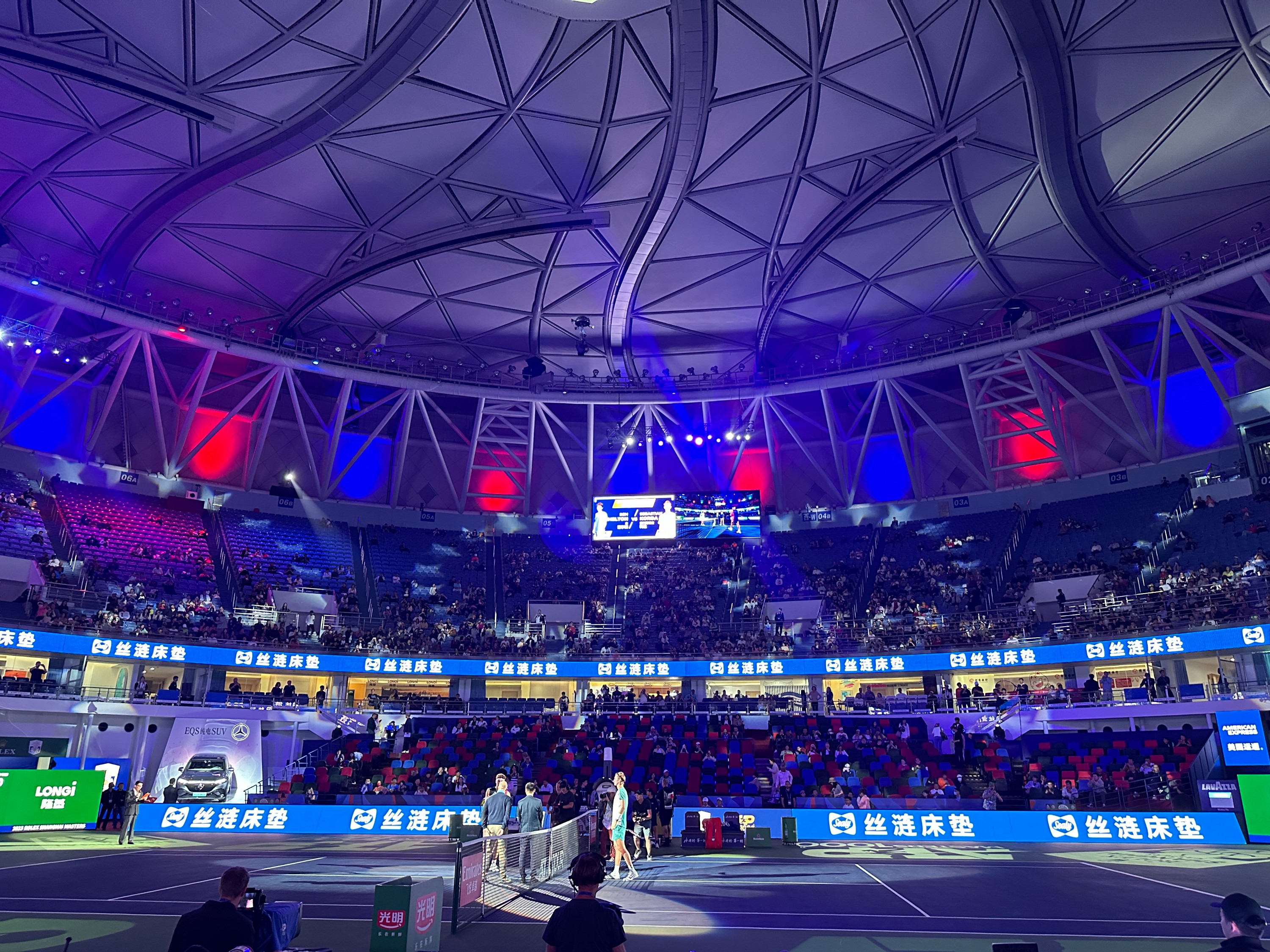 中央球场闪耀丝涟蓝色光芒